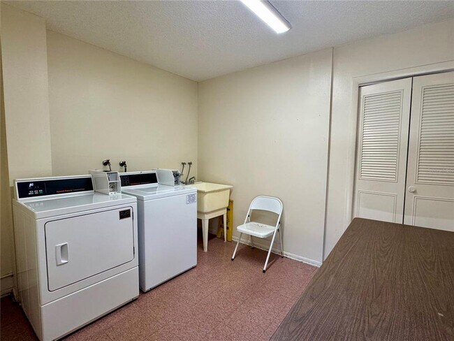 Building Photo - 1100 E Bay Dr