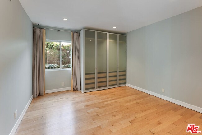 Building Photo - 1617 Roscomare Rd