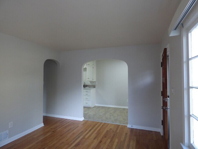 Building Photo - 1 Bedroom Duplex near Sunset Golf Course