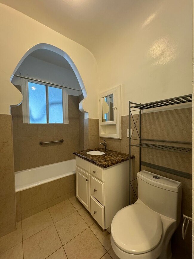 Building Photo - Welcome to Your New Home: Stunning Apartments in Orange St.