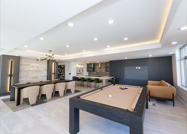 Building Photo - 425 W 5th St