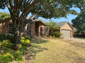 Building Photo - 723 Carmel Dr