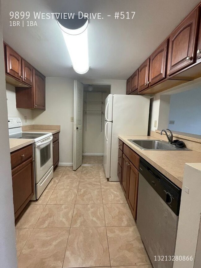 Building Photo - 9899 Westview Dr