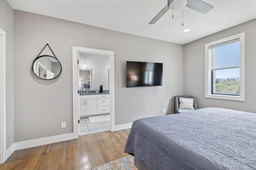 Building Photo - 425b 36th Ave N