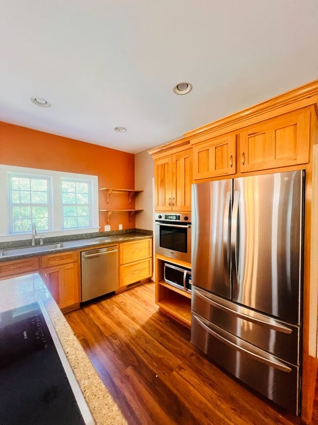 Building Photo - Tucked Away 3 Bedroom Gem on Private Road ...