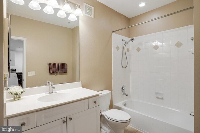 Building Photo - 501 Hungerford Dr