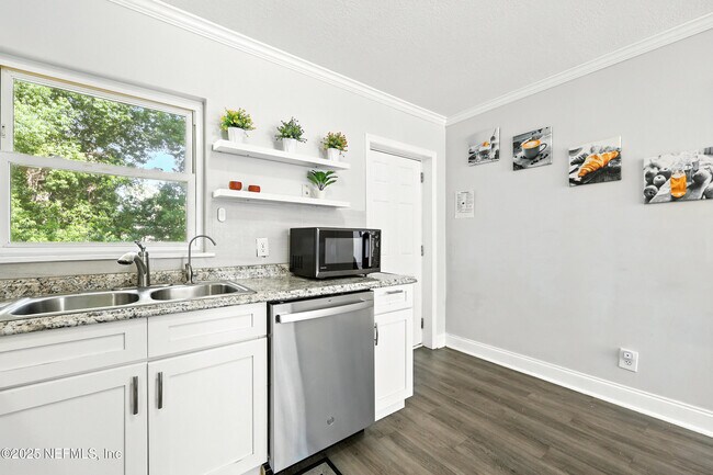 Building Photo - 355 Wildwood Ln