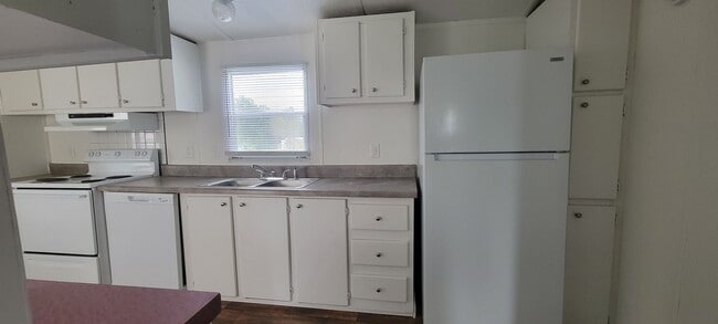 Building Photo - Ready to Move in
