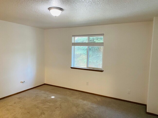 Building Photo - Freshly updated TH unit with private back ...
