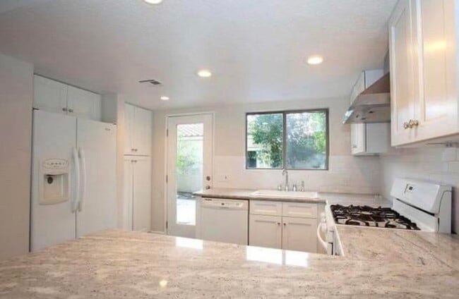 Building Photo - 394 Tava Ln