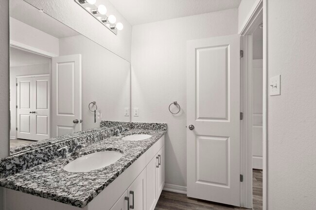 Building Photo - 15555 Taylorcrest Dr