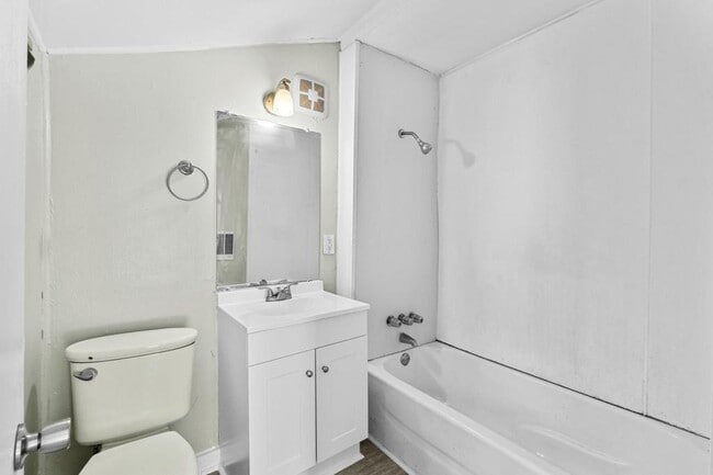 Building Photo - 2005 Walker St