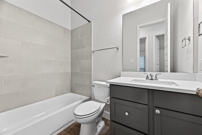 Building Photo - 302 Sky Top Dr