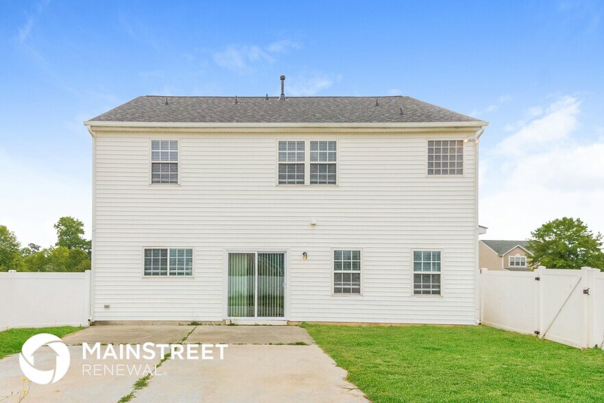 Building Photo - 2060 Hidden Pond Dr