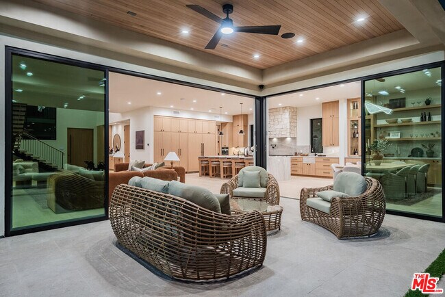 Building Photo - 5064 Encino Ave