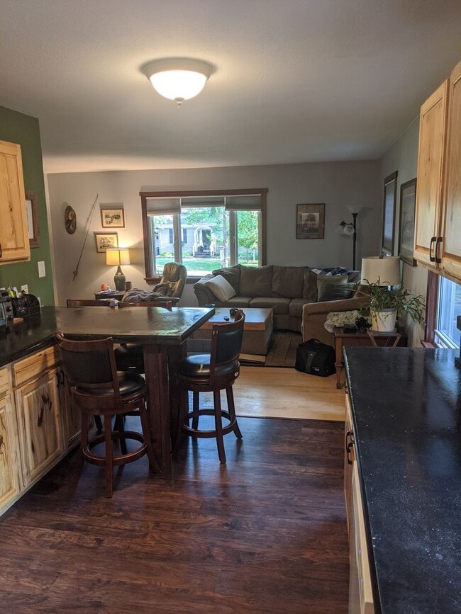 Building Photo - Amazing 4 Bedroom 2 Bathroom House with Garage!