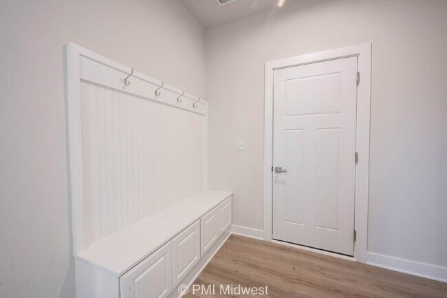 Building Photo - "Spacious 5-Bedroom Retreat with 2.5 Baths...