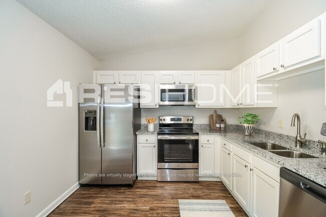 Building Photo - 956 Chalmet Ln