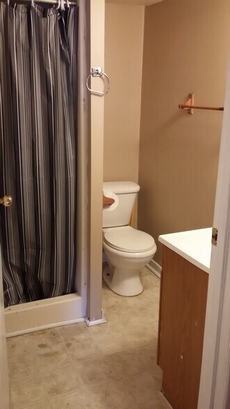 Building Photo - 1016 W High St