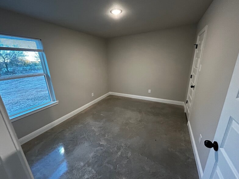 Building Photo - 10028 W Hwy 199