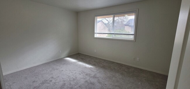 Building Photo - Spacious & Modern Townhouse