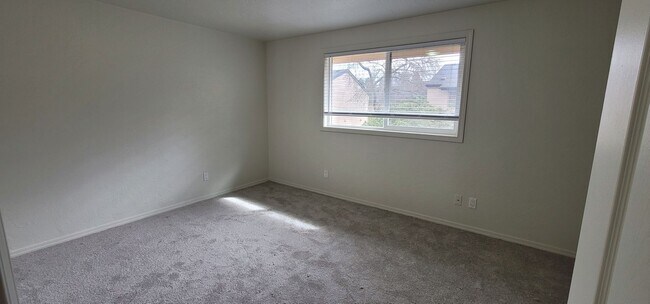 Building Photo - Updated Townhouse with Community Pool