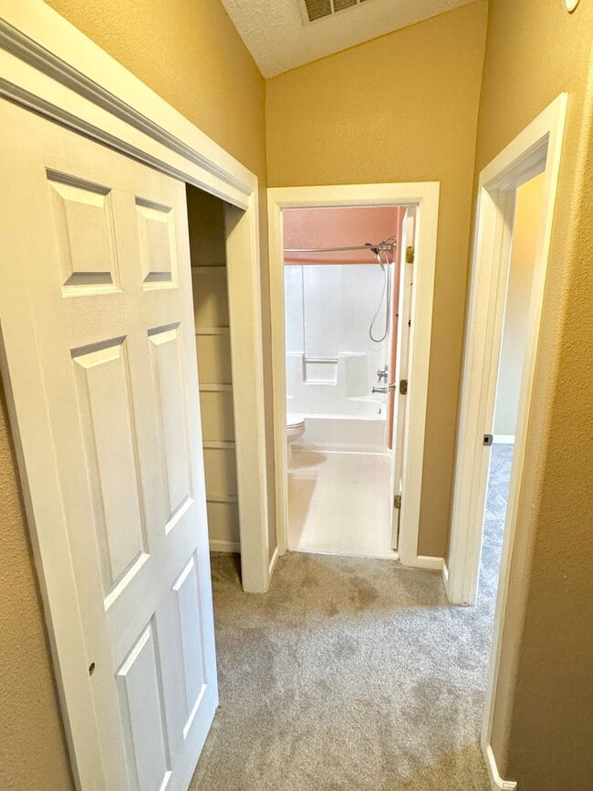 Building Photo - Boise Neighborhood 2-Story with A/C, Attached Garage, Fenced Backyard