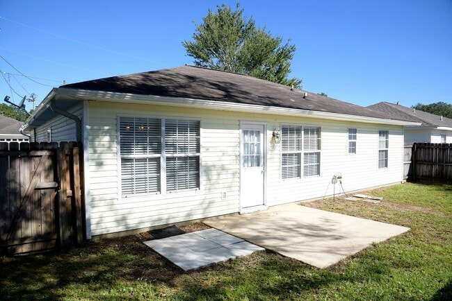 Building Photo - Charming 3 bedroom 2 bath home