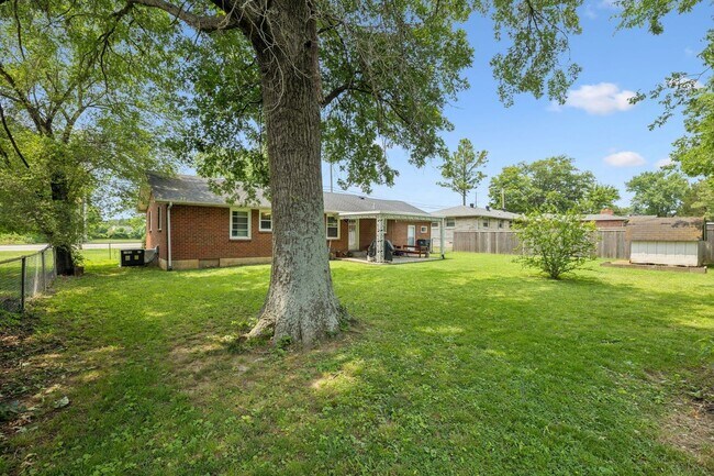 Building Photo - Excellent 3 Bedroom 2 Bath Home Minutes from Downtown!