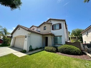 Building Photo - Large 3 bedroom home with loft and large b...