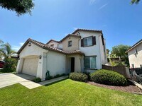 Building Photo - Large 3 bedroom home with loft and large b...