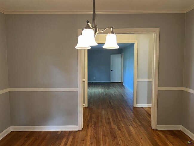 Building Photo - 2855 Riverview Rd
