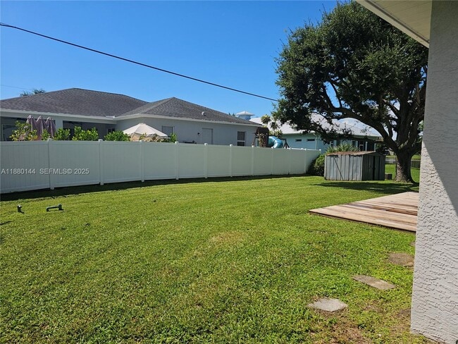 Building Photo - 8330 SE Sweet Bay Ave