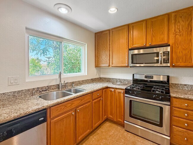 Building Photo - Beautiful 3B/2BA House w/ Attached Garage ...