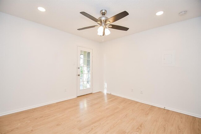 Building Photo - 11201 Lynbrook Dr