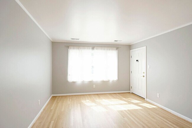 Building Photo - Beautifully Updated & Move-in Ready Hessian Hills Condo