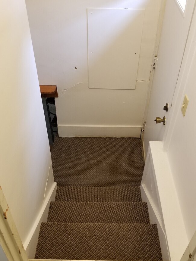 Building Photo - 2 bedroom House Close to Campus!