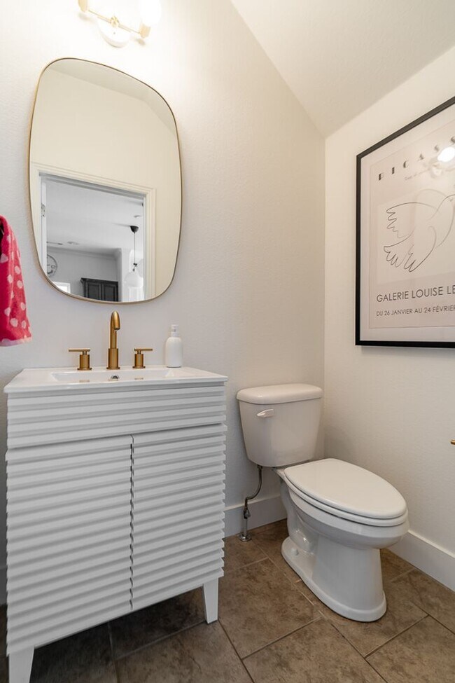 Building Photo - Beautiful 4 bedroom, 3.5 bathroom home in ...