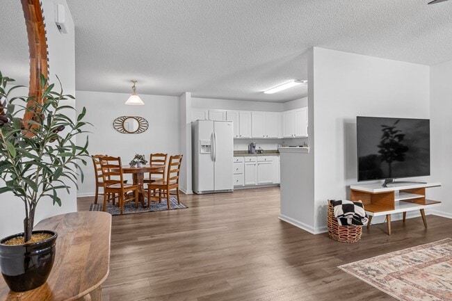 Building Photo - Ranch Style Home in Hunt Club For Rent!