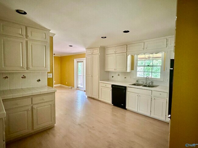 Building Photo - 4010 Medford Dr SE