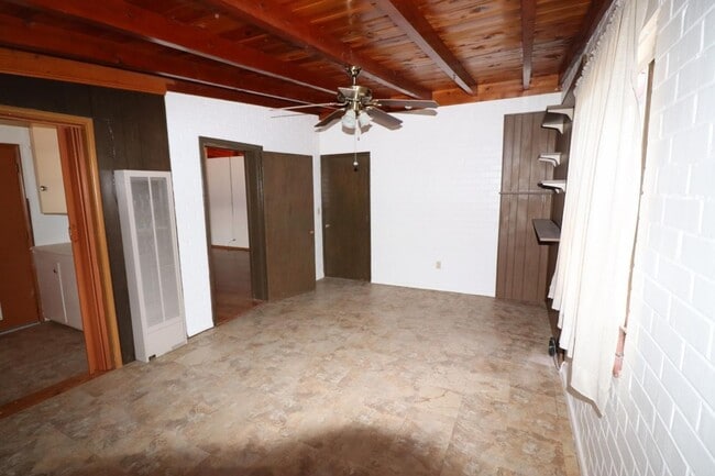 Building Photo - 3 Bedroom 2 Bathroom