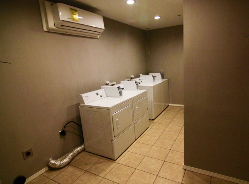 Building Photo - 1306 E 11th St