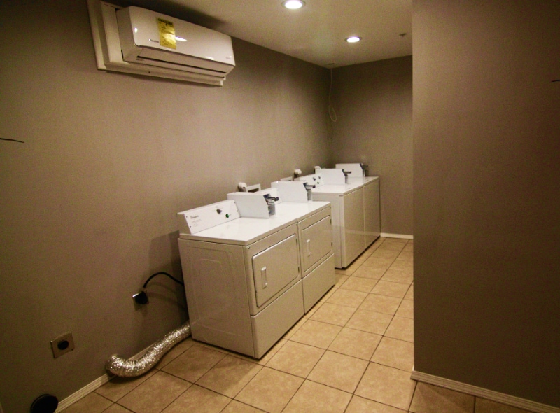 Building Photo - 1306 E 11th St