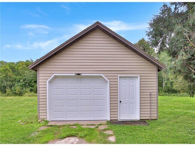 Building Photo - 3 Bedroom, 2 Bathroom Single Family House