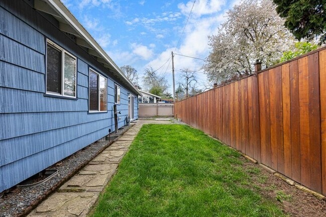 Building Photo - 8580 SE 34th Ave