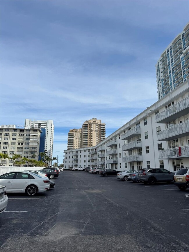 Building Photo - 1913 S Ocean Dr