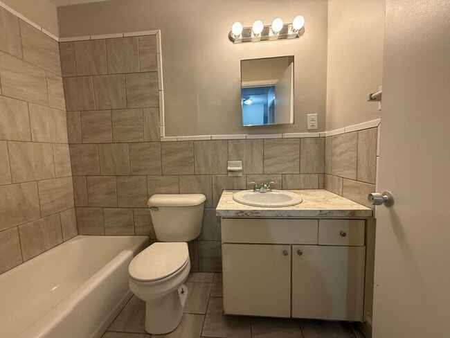 Building Photo - Remodeled 1 Bedroom Apartment!!! Walk to t...