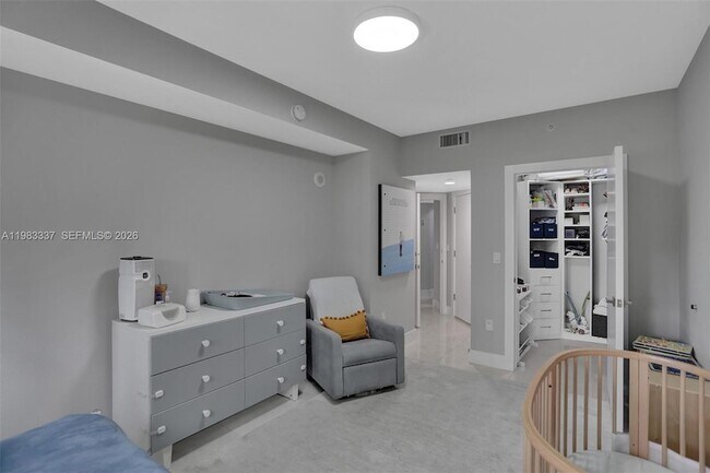 Building Photo - 20000 E Country Club Dr