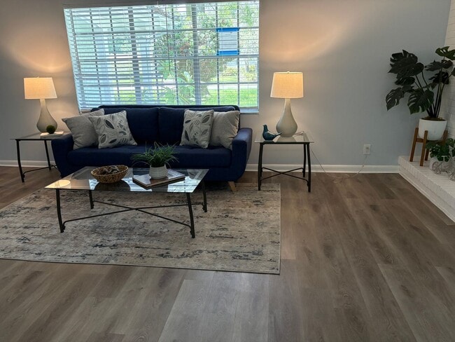 Building Photo - 2510 Lake Ellen Dr