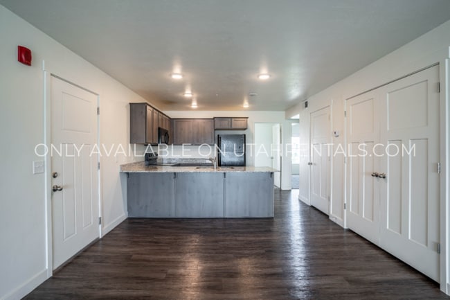 Building Photo - 722 E 500 S